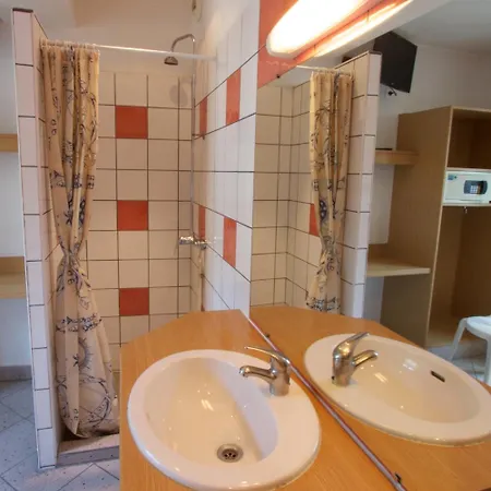 Internationale Des Jeunes Hostel *