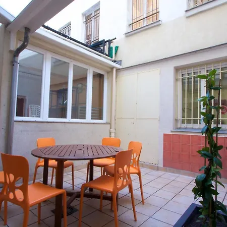 Internationale Des Jeunes Hostel Paris