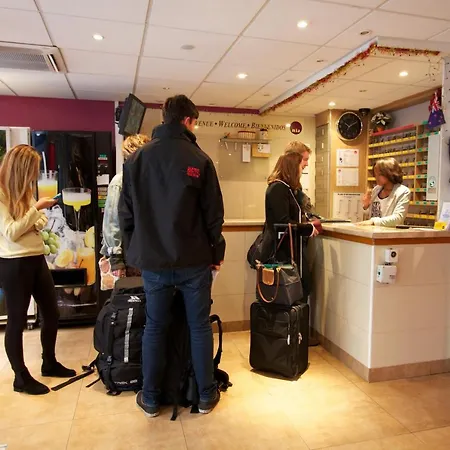 Internationale Des Jeunes Хостел Париж