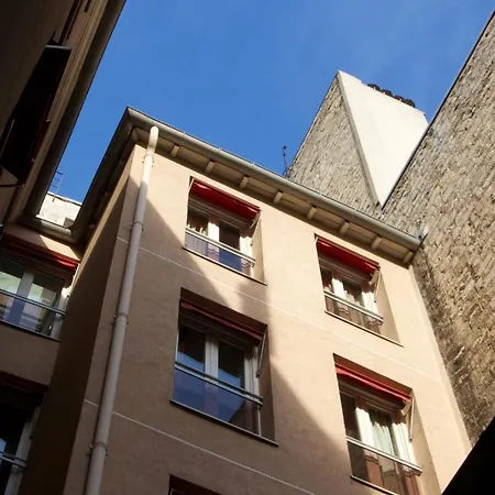 Internationale Des Jeunes Хостел